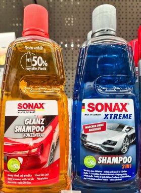 Kiel, Almanya - 22. Aralık 2025: SONAX araba şampuan ürünleri perakende satış ortamında sürdürülebilir ambalaj sergiliyor