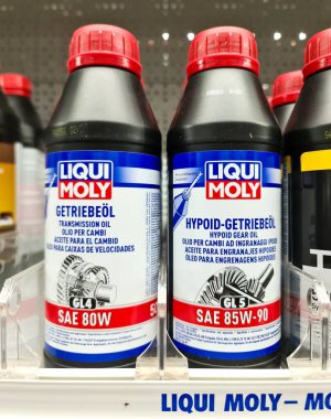 Kiel, Almanya - 22. Aralık 2025: İki LIQUI MOLY iletimi ve otomotiv yağlarını gösteren hipoid dişli yağ şişeleri