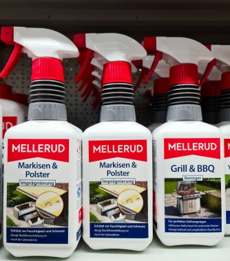 Kiel, Almanya - 22. Aralık 2025: Mellerud marka temizlik ve su geçirmez spreyler ev bakımı için bir mağazada sergileniyor