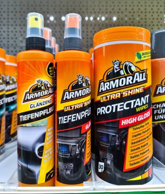 Kiel, Almanya - 22. Aralık 2025: Zırh Tüm otomotiv temizleme ürünleri perakende rafında sergileniyor, parlaklık ve koruma sağlıyor