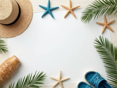 Hasır şapka, sandalet, ahşap kap, denizyıldızı ve palmiye yaprakları gibi yaz aksesuarları beyaz arka planda bir çerçeve oluşturmaktadır.