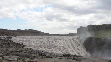 Majestic Dettifoss şelalesi Vatnajokull Ulusal Parkı 'ndaki kayalık bir kanyonda hızla akıyor.