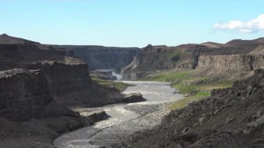 Güneşli bir yaz gününde İzlanda 'daki Gullfoss şelalesinin göz kamaştırıcı manzarası.