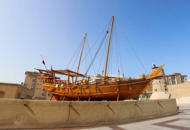 Dubai, Birleşik Arap Emirlikleri 24. Eylül 2024, Birleşik Arap Emirlikleri kültür tarihini koruyan bir anıt olarak eski ahşap dhow teknesi
