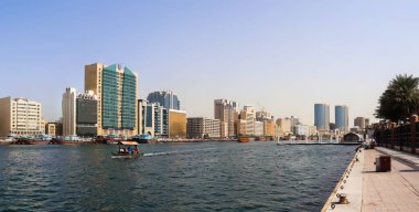 Dubai, Birleşik Arap Emirlikleri 24. Eylül 2024, Abra 'dan geçenler Dubai Deresi' nde arka planda şehir manzarası olan