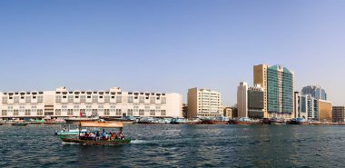 Dubai, Birleşik Arap Emirlikleri 24. Eylül 2024. Geleneksel abra teknesi Dubai Deresi 'nden kalabalık bir liman kentiyle insanları taşıyor.