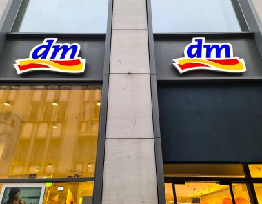Kiel, Almanya - 07. Ocak 2026: Dm eczane logoları kentsel bir ortamda çağdaş bir binanın dış kısmında sergileniyor