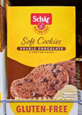 Kiel, Almanya - 07. Ocak 2026: Schr glütensiz çift katlı çikolatalı kurabiyeler göz hizasında bir vitrinde