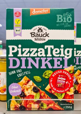 Kiel, Almanya - 07. Ocak 2026: Organik pizza hamur ambalajı süpermarket rafında sağlıklı yiyecek ve kolaylığı vurguluyor
