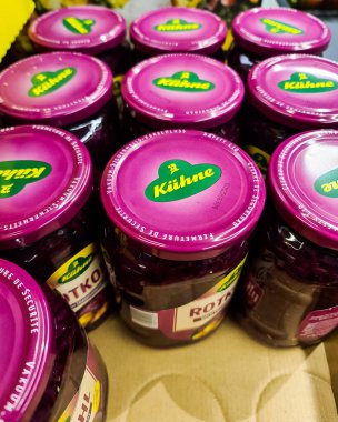 Kiel, Almanya - 07. Ocak 2026: Süpermarket ortamında kırmızı lahana bulunan Khne Rotkohl cam kavanozları
