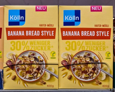 Kiel, Almanya - 07. Ocak 2026: Muz Ekmek Tarzı ile Klln Hafer-Msli kutuları ve bir mağaza rafında% 30 weniger Zucker