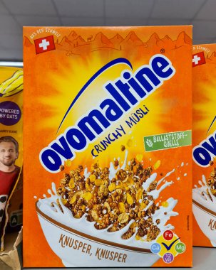 Kiel, Almanya - 07. Ocak 2026: Ovomaltine Çıtır Msli ambalajı süt kasesindeki malzemeleri gösteriyor