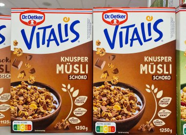 Kiel, Almanya - 07. Ocak 2026: Bir mağazada iki Dr. Oetker Vitalis Knusper Msli Schoko kutusu
