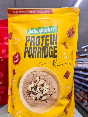 Kiel, Almanya - 07. Ocak 2026: Sarı Seitenbacher protein lapası paketinde çikolata aromalı ve hazır kase