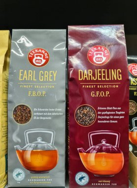 Kiel, Almanya - 07. Ocak 2026: Bir mağazanın rafında farklı siyah çay aromalı Teekanne çay paketleri