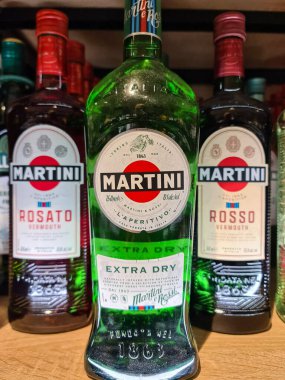 Kiel, Almanya - 07. Ocak 2026: Martini Ekstra sek, Rosato ve Rosso vermut şişeleri üst üste