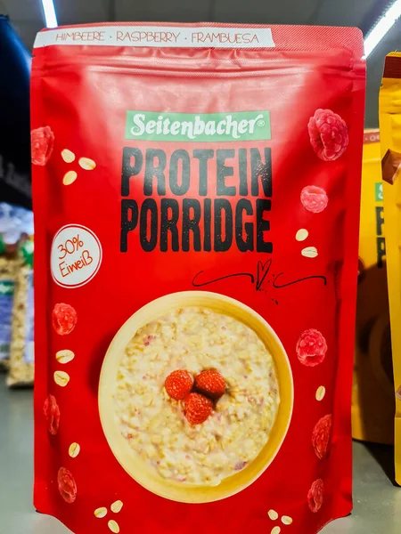 Kiel, Almanya - 07. Ocak 2026: Seitenbacher protein lapası için ahududu ve yulaf içerikli kırmızı paket