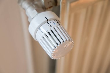 Termostatik radyatör vanası oda sıcaklığını düzenler, enerji tasarrufu yapar ve ev konforu sağlar