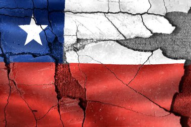 Şili bayrağı, derin çatlamış ve yıpranmış bir duvar yüzeyine, kriz ve bölünme kavramlarını resmediyor.