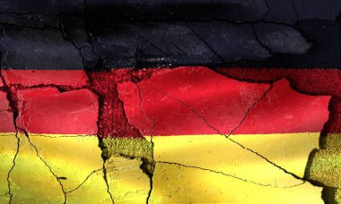 Çatlamış beton yüzeyde, kriz ve siyasi meseleleri temsil eden Alman bayrağı