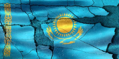 Kırık bir yüzey üzerinde siyasi ve ekonomik zorlukları temsil eden Kazakistan bayrağı