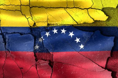 Kırık bir yüzeyde ulusal kriz ve bölünmeyi temsil eden Venezuela bayrağı