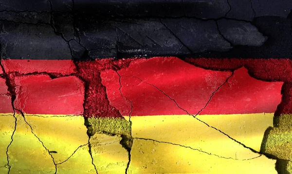 Çatlamış beton yüzeyde, kriz ve siyasi meseleleri temsil eden Alman bayrağı
