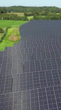 Büyük güneş paneli çiftliği kırsal kesimde güneşten temiz ve yenilenebilir enerji üretiyor.