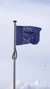 Avrupa Birliği bayrağının bulutlu bir zemin üzerinde dalgalanan yavaş çekim görüntüleri