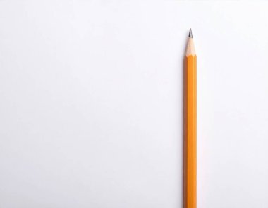 Sarı kalem grafit ucunu keskinleştiriyor, beyaz arka planda dikey duruyor. Minimalizm, sanat ve eğitim