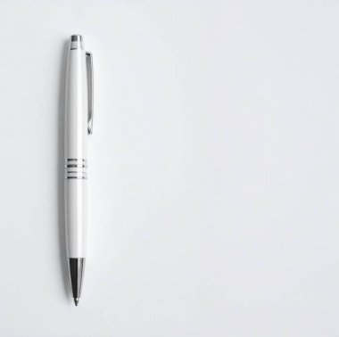 Beyaz tükenmez kalem temiz beyaz bir yüzey üzerinde dinleniyor, metin veya tasarım için geniş bir kopya alanı sunuyor, iş kavramları için mükemmel