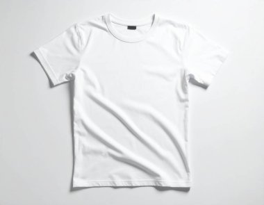 Beyaz klasik erkek tişörtü arka planda, tasarım ve sunum için temiz bir tuval sunuyor.