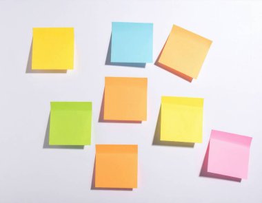 Birçok boş renkli notlar beyaz bir arkaplan üzerine uygulanan, organizasyon, hatırlatıcılar ve iletişim temsil eden