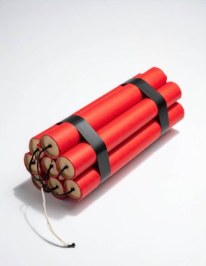 Dinamit çubukları kırmızı kaplamalı ve yanan fitilli, tehlike, risk, yıkım ve patlama konseptini temsil ediyor.