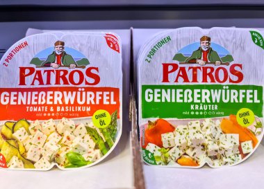 Kiel, Almanya - 28. Ocak 2026: Patros Geniesserwuerfel ürünleri domates fesleğeni ve bitki peyniri küpleri sunuyor