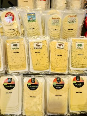 Kiel, Almanya - 28. Ocak 2026: Çeşitli aromalı ve çeşitli organik dilimlenmiş peynir