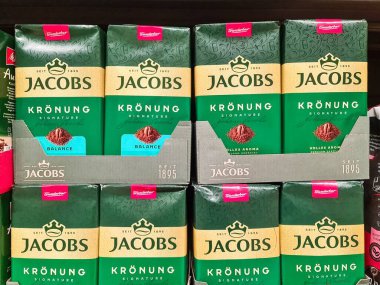 Kiel, Almanya - 28. Ocak 2026: Bir perakende ortamda satılığa çıkarılan Jacobs Krnung kahve ürünleri sıraları