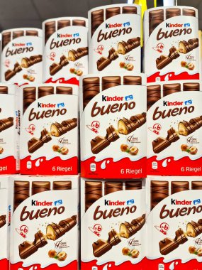 Kiel, Almanya - 28. Ocak 2026: Kinder Bueno çikolata paketleri perakende satış için hazır