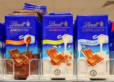 Kiel, Almanya - 28. Ocak 2026: Lindt çikolataları müşteriler için farklı tipleri gösteren raflar