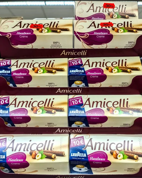Kiel, Almanya - 28. Ocak 2026: Perakende satış raflarında indirimli Amicelli fındık kremalı gofret ruloları ve Lavazza kuponu