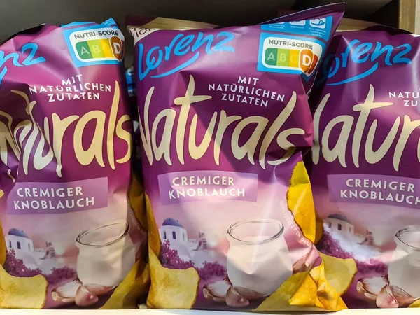 Kiel, Almanya - 28. Ocak 2026: Lorenz Naturals, süpermarket koridorunda sergilenen sarımsaklı patates cipsi paketleri