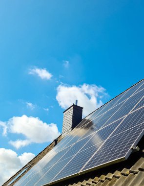 Evin çatısını kaplayan güneş panelleri, sürdürülebilir enerji için güneş enerjisinden faydalanıyor.