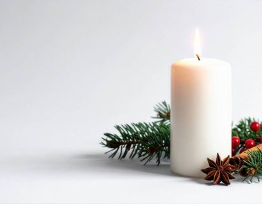 Çam dalları, kırmızı böğürtlenler, yıldız anasonu ve tarçın çubuklarıyla çevrili beyaz mum, sıcak bir tatil atmosferi yaratıyor.