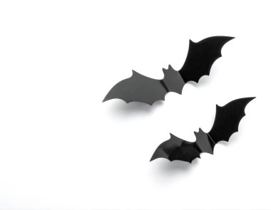 Beyaz arkaplanda siyah kağıt yarasa siluetleri tasarlamak için geniş bir kopya alanı olan ürkütücü, minimalist bir Cadılar Bayramı sahnesi yaratıyor