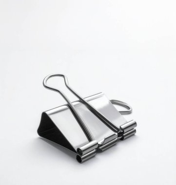 Metalik klasör kağıtları tutuyor, organizasyonu sembolize ediyor, ofis işleri ve kırtasiye aletleri. Temiz asgari tasarım