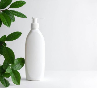 Beyaz şeker şişesi beyaz bir yüzey üzerinde duruyor taze yeşil yapraklarla, doğal cilt bakımını ve güzellik ürünlerini destekliyor.