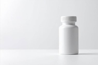 Beyaz bir masa üzerinde boş beyaz plastik şişe, markalaşma ve sağlık ürünleri etiketleme için yer sağlar