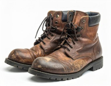 Kahverengi deri çizmeler, sürtünme ve kir, işçiliği, dayanıklılığı ve zorlu bir işi simgeliyor.