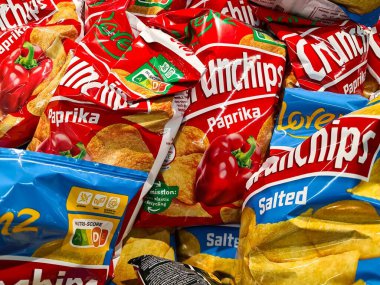 Kiel, Almanya - 07. Şubat 2026: Marka ve beslenme etiketli çeşitli patates cipsi paketleri