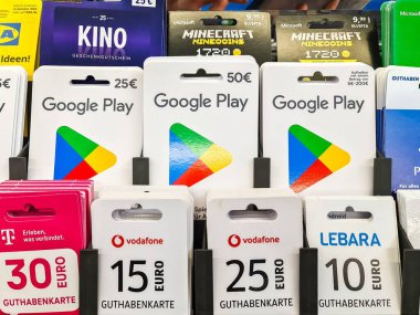 Kiel, Almanya - 07. Şubat 2026: Hediye kartları ve mobil kontörlü kredi kartları için çeşitli seçenekler sunan perakende satış ekranı